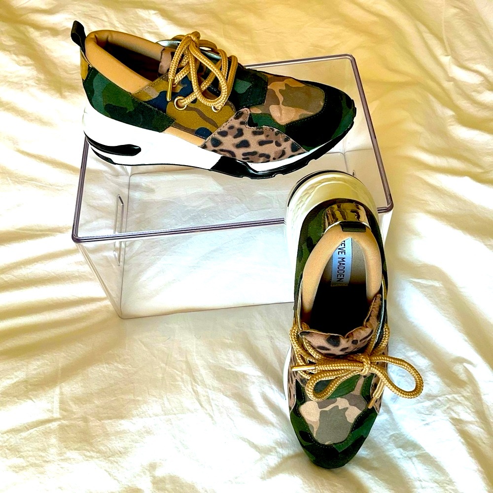 Steve Madden Women's CLIFF Sneakers, Camouflage w/ gold chrome accents, Size 8.5